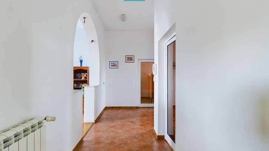 Vilă cu 3 apartamente în zona Parneava - Poză 4