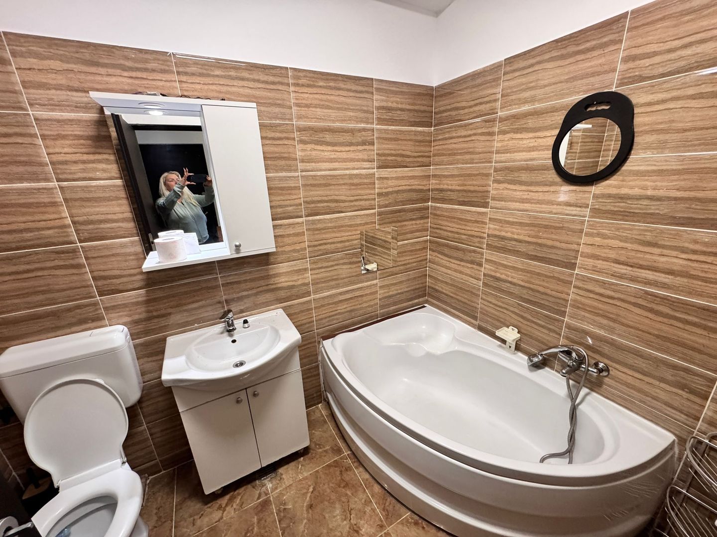 AP. 2 CAMERE, CENTRALA PROPRIE, LOC PARCARE, MOBILAT/UTILAT MODERN - Poză 4