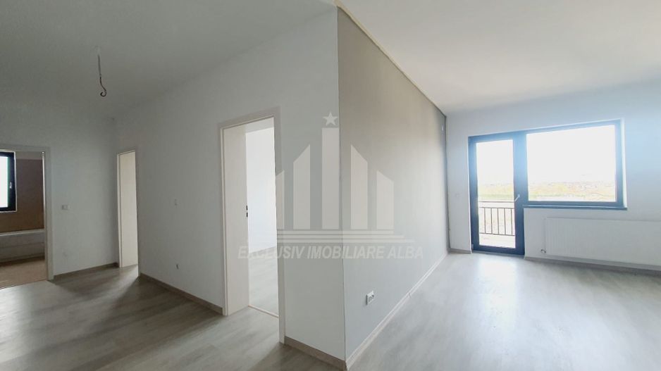 Apartament cu 3 camere de vanzare, Bloc Nou - Poză 1