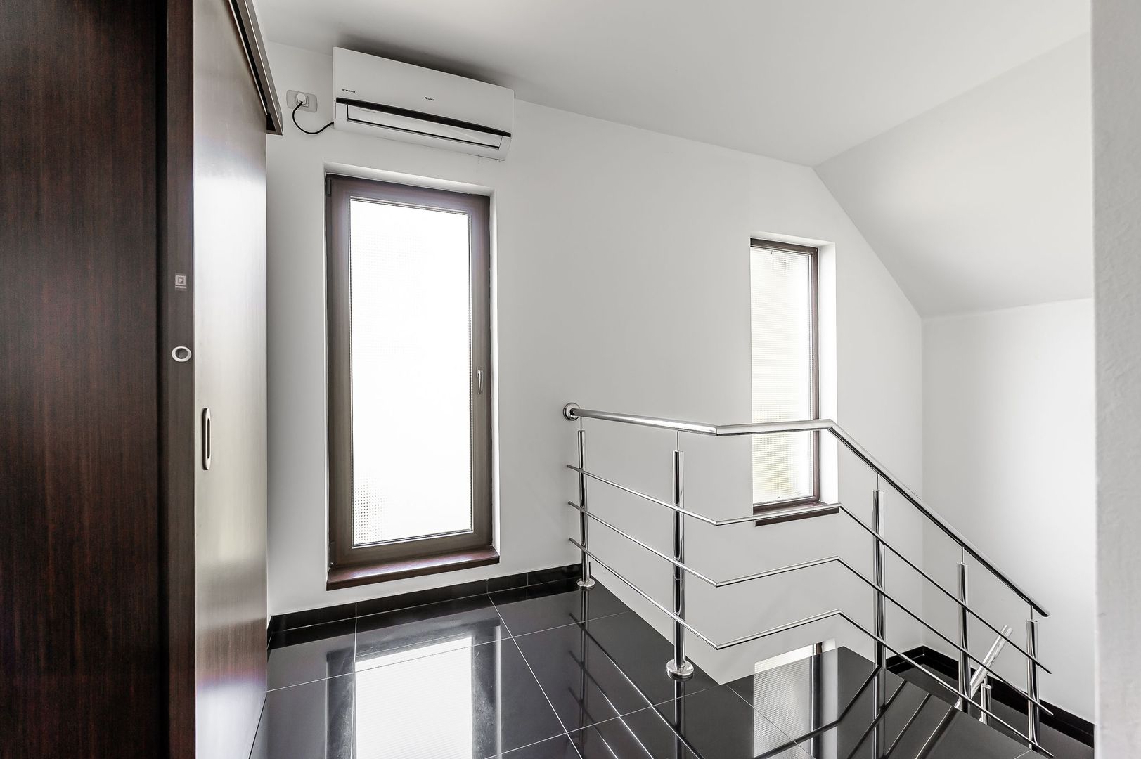 Vilă nouă independentă energetic și 1117 mp teren - Poză 10