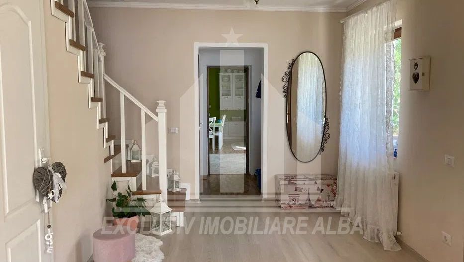 Casa individuala de vanzare, Lipoveni - Centru - Poză 1