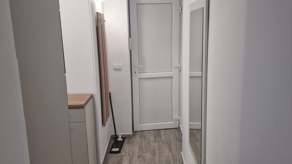 Apartament central cu o camera si loc de parcare - Poză 5