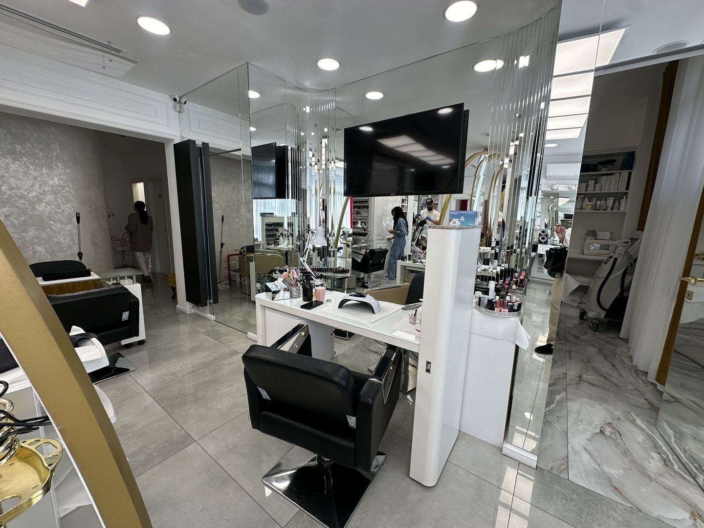 INCHIRIERE SALON HERASTRAU I UTILAT MOBILAT COMPLET - Poză 4