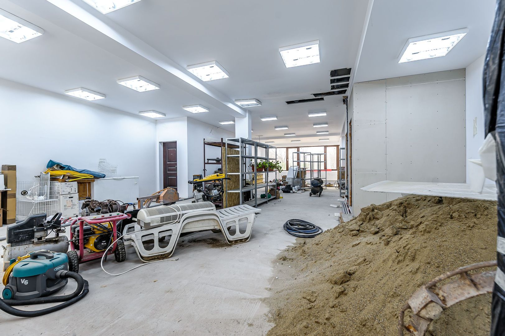 Spațiu comercial în bloc nou Pârneava - Poză 1