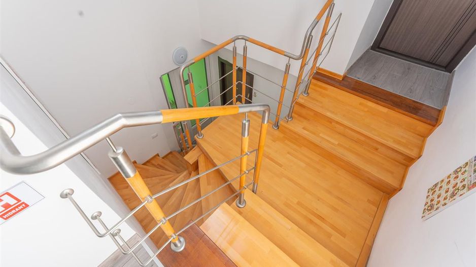 Casa cu spatiu comercial si 9 camere in zona istorica a Brasovului - Poză 17