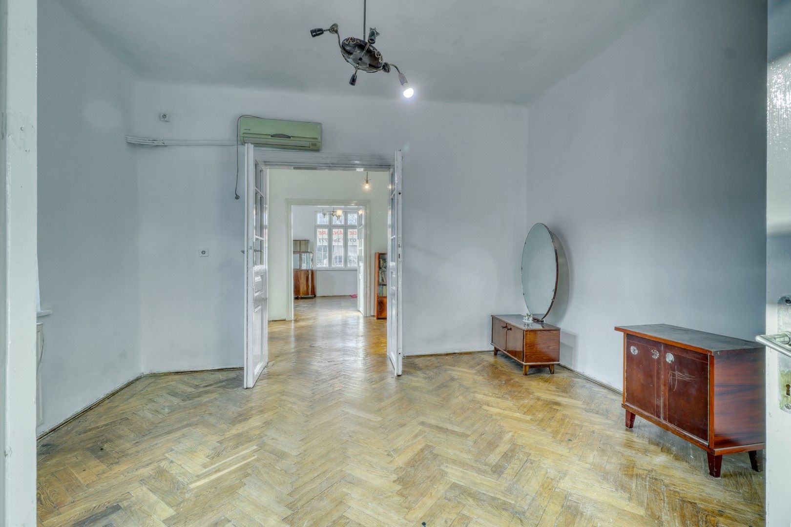 Centru- Casă boierească individuală- 5 camere si  451 mp teren - Poză 5