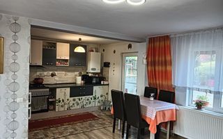 Casă spațioasă, 556 mp teren – Câmpenești, mobilată și utilată - Poză 2