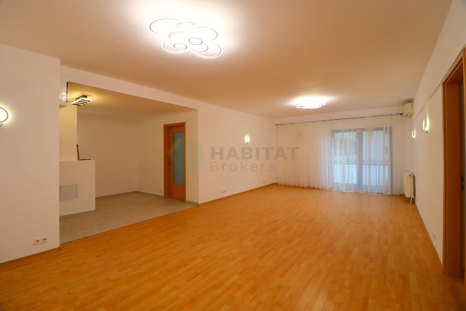 Proaspat igienizat, spatios, parcare subterană - Poză 1