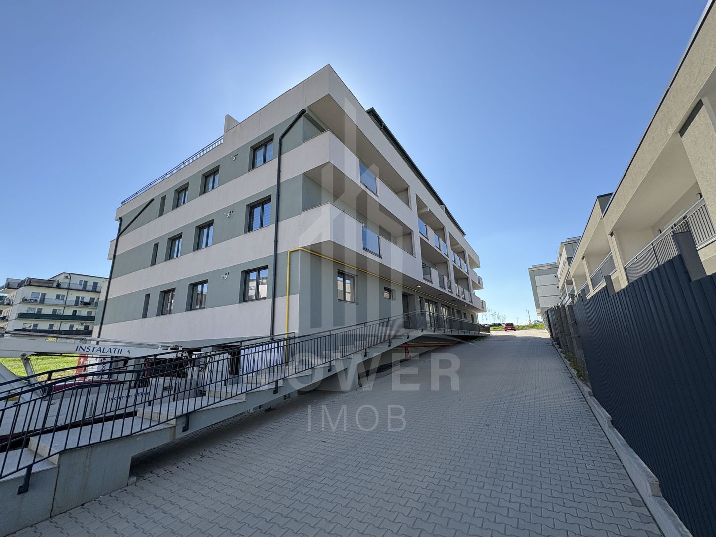 Apartament 3 camere la alb, bloc nou cu parcare și terasă – Str. Ogorului - Poză 1