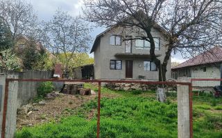 Casă P+1E, sat Păun, lângă pădure, 2 camere + etaj open-space, teren 300 mp, utilități complete - Poză 1