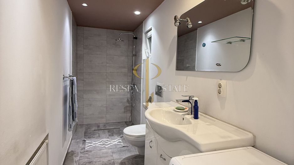 Casă spațioasă în Varias, împărțită în două unități cu acces separat - Poză 13