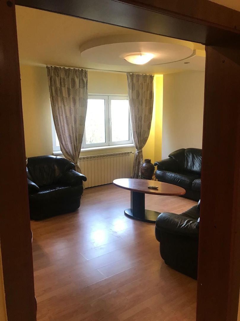 Apartament spatios cu o pozitie ideala - Poză 2