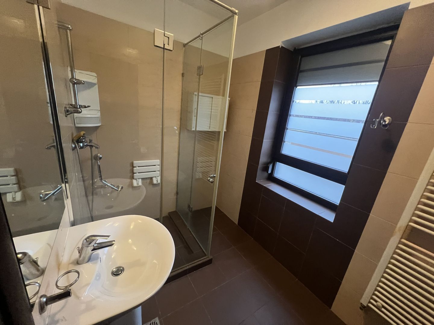 Un refugiu luminos în inima verde a Iancu Nicolae - Poză 4