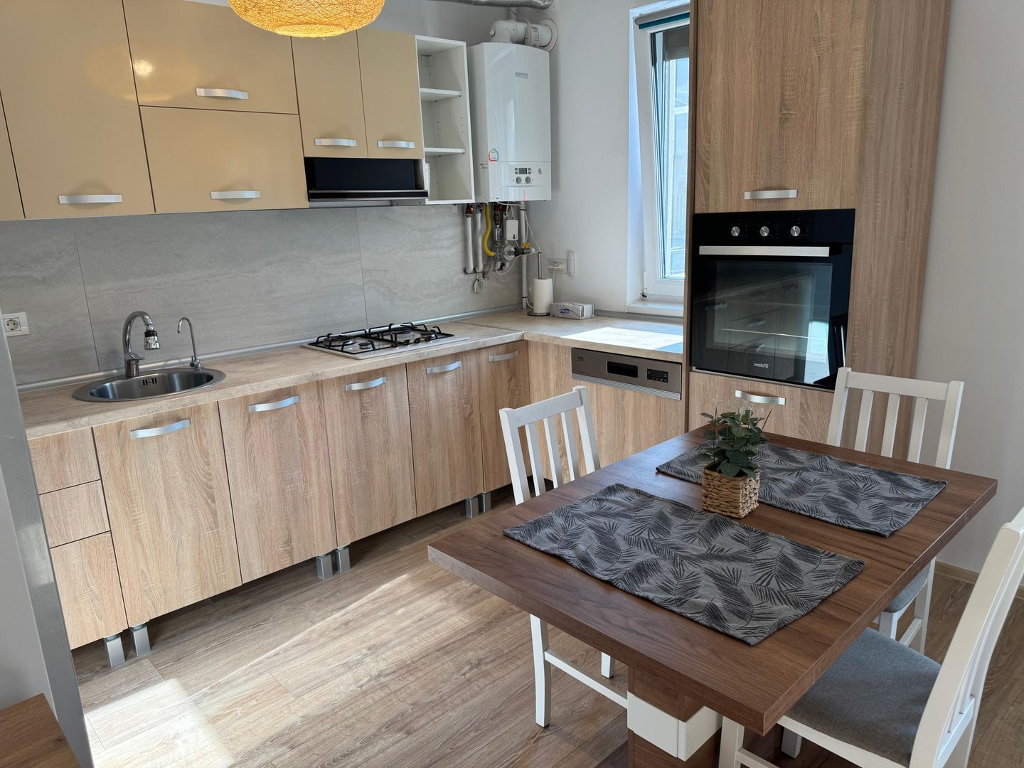 Apartament cu 3 camere, curte proprie si loc de parcare - Poză 10