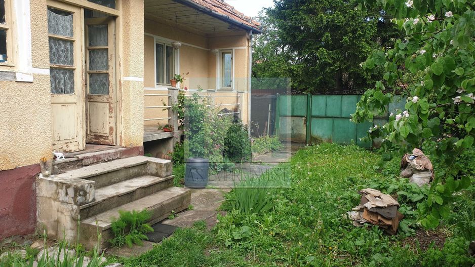 Casă bătrânească de vânzare în Tărlungeni - Poză 1