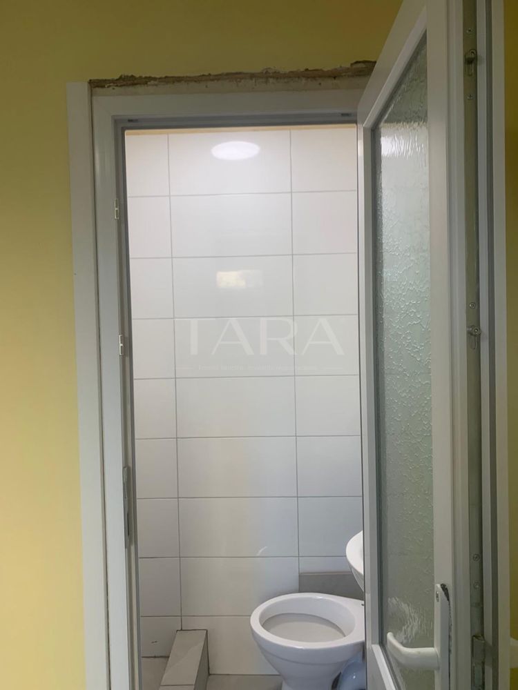 Garsonieră renovată cu baie proprie – zona Hotel Royal, - Poză 2