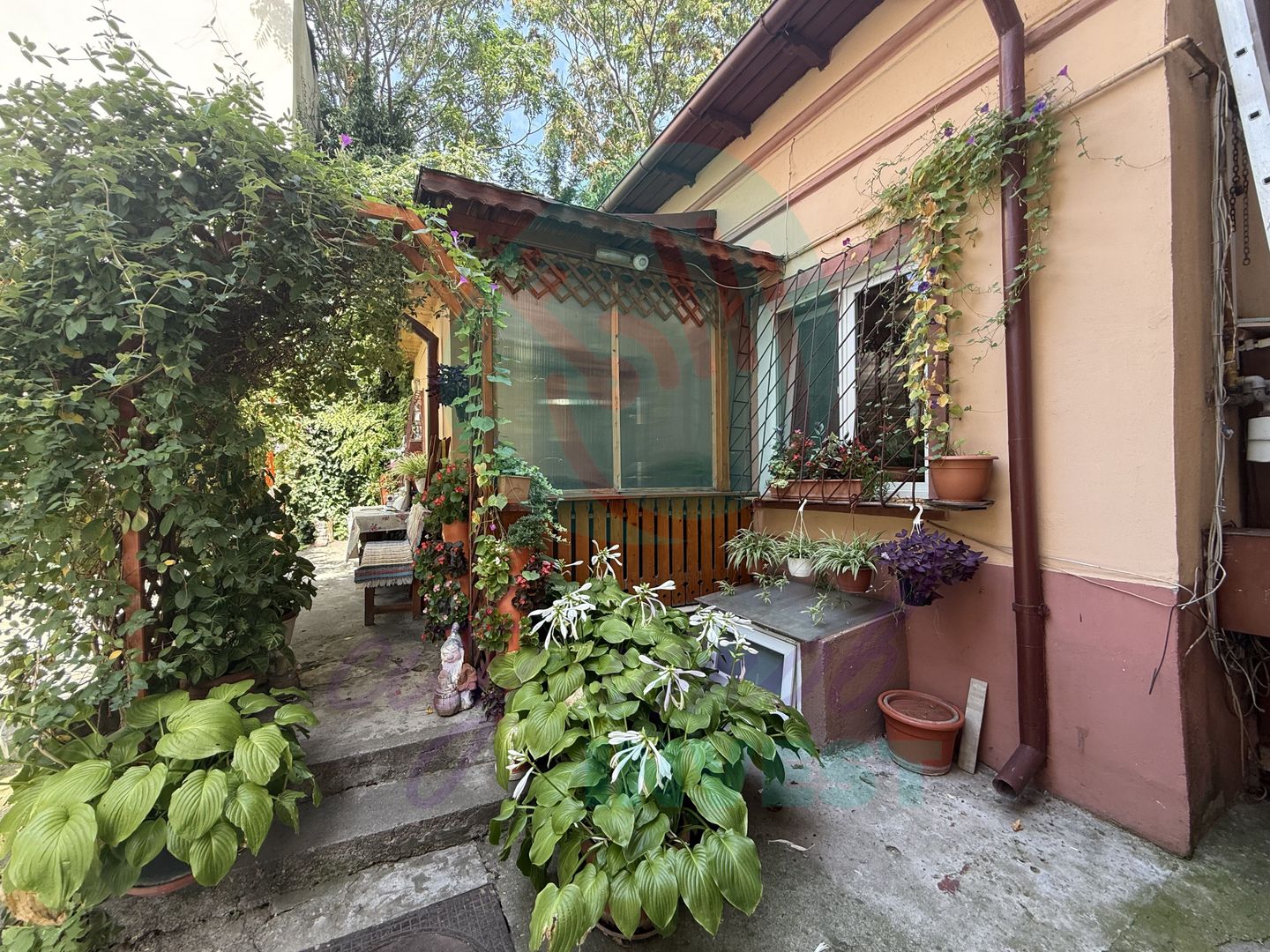 Casuta "bunicii" la 2 pasi de Calea Calarasilor - Poză 2