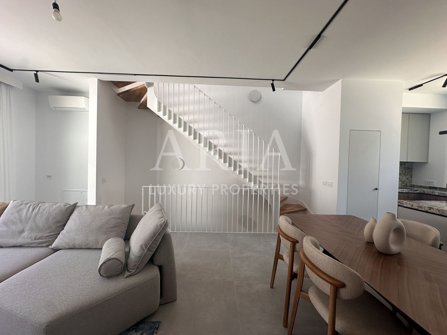 AVALON ESTATE TOWNHOUSE - Poză 5