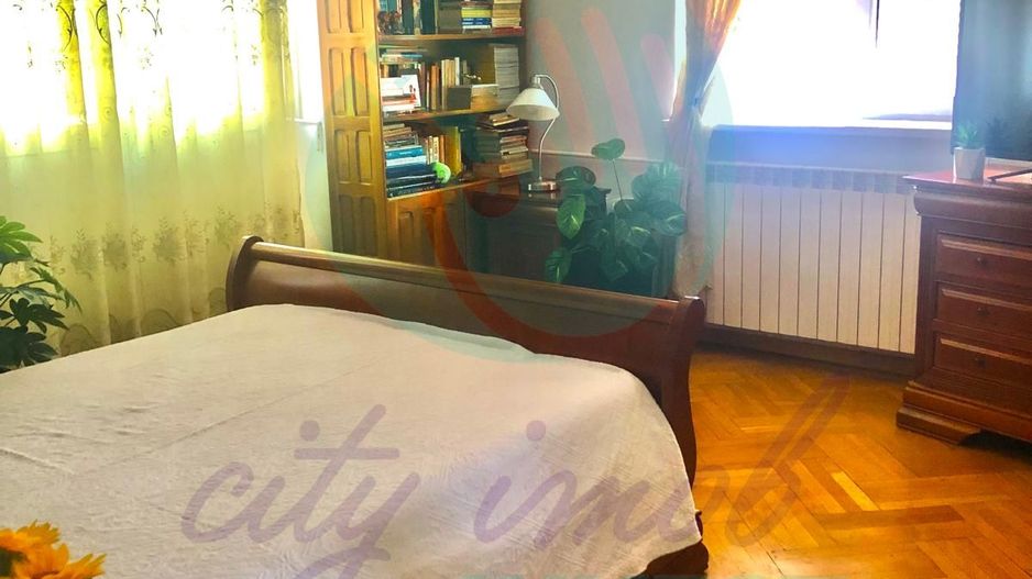 Apartament cu 3 camere renovat si cu parcare - Poză 1