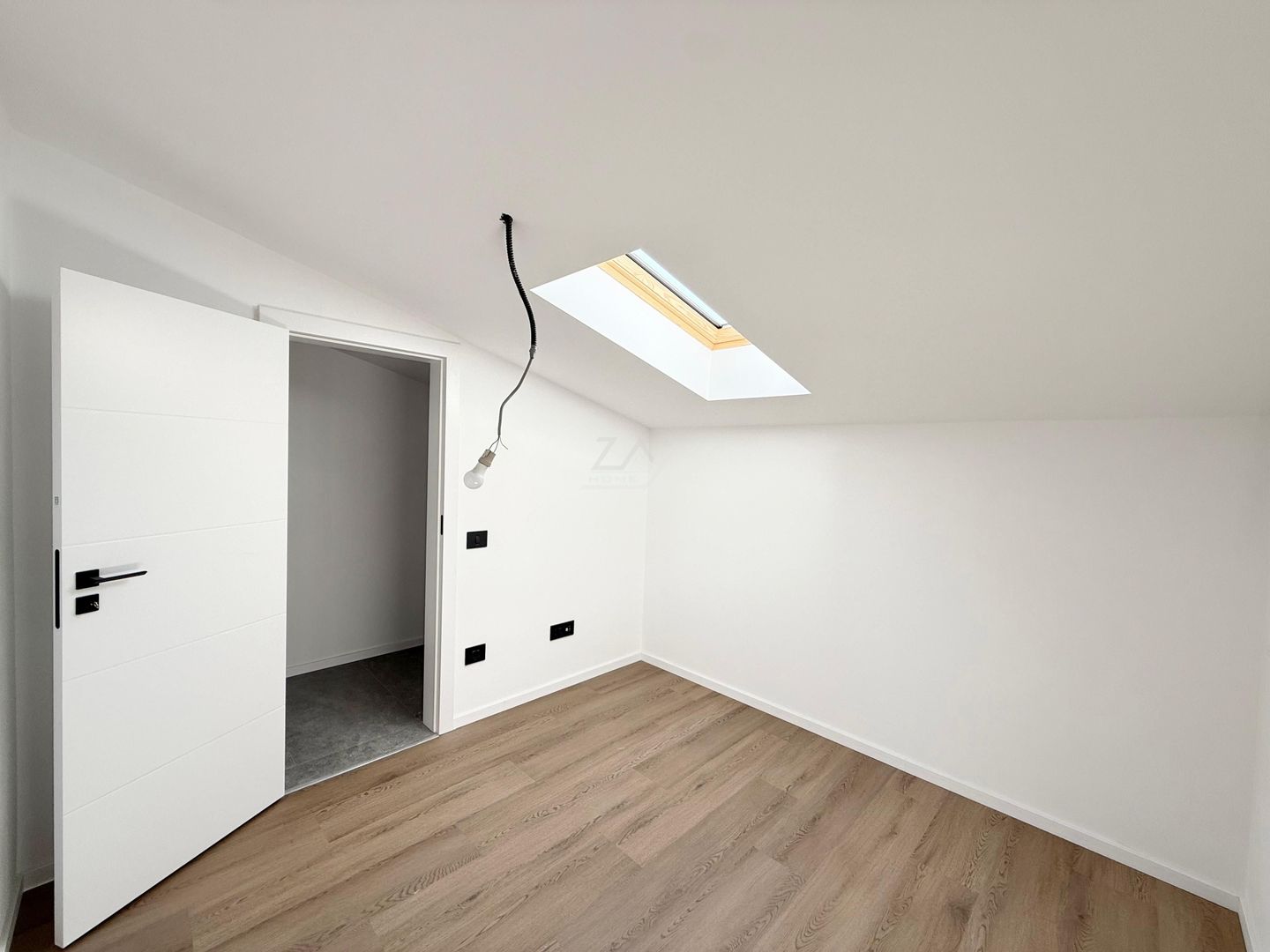 Ap pe 2 niveluri. Bucatarie inchisa, 2 bai. 2 locuri de parcare. - Poză 10