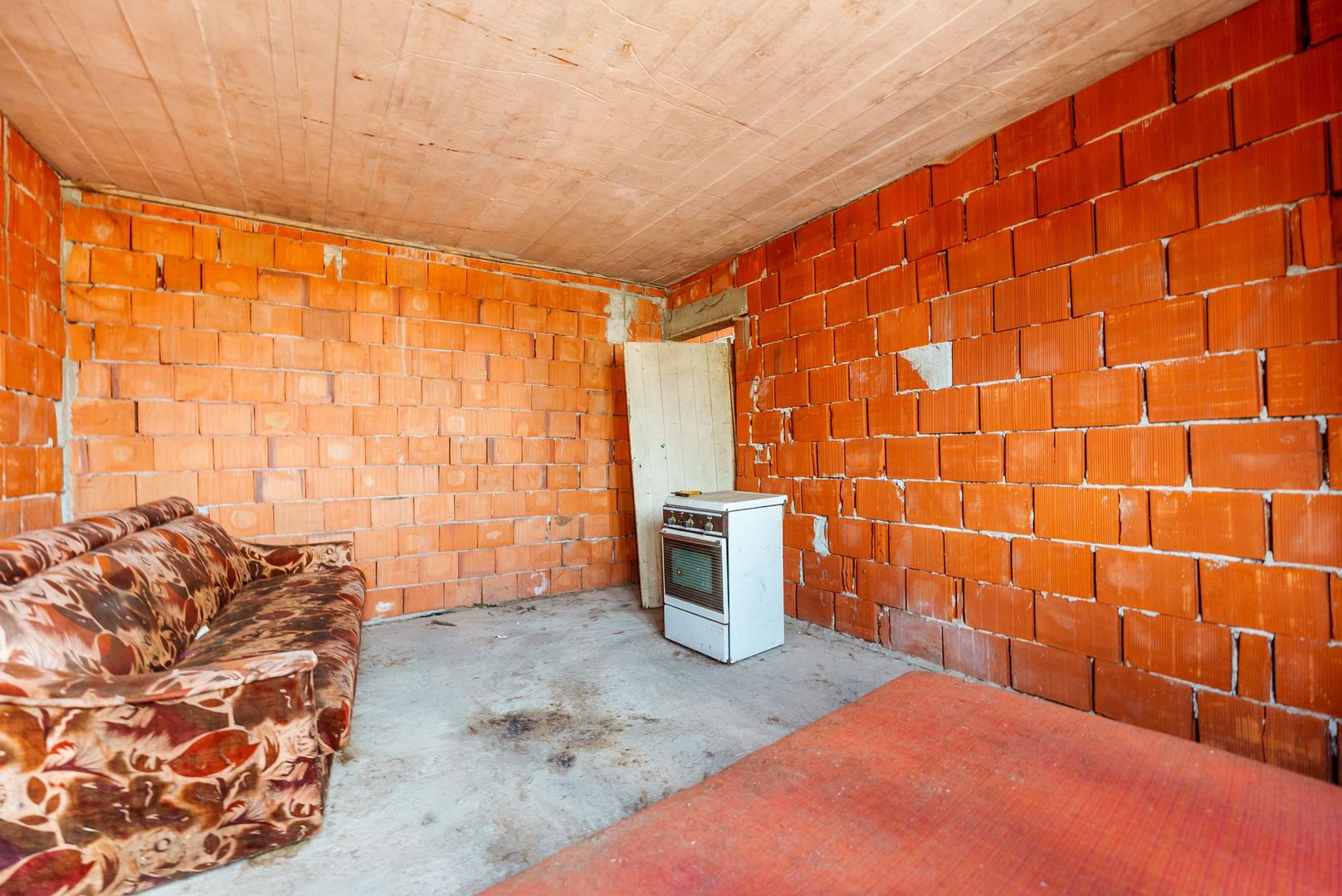 Casă la roșu cu teren Beliu - Poză 2