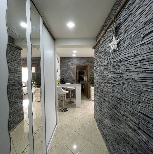 Apartament cu 3 camere, balcon, zona Florilor – Florești. - Poză 1