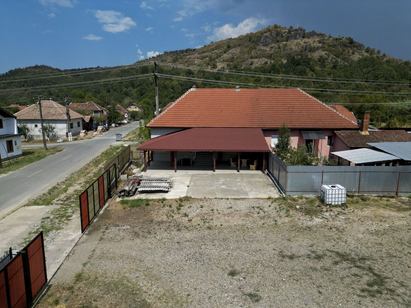 Casă tip duplex cu teren generos în Dezna - Poză 1