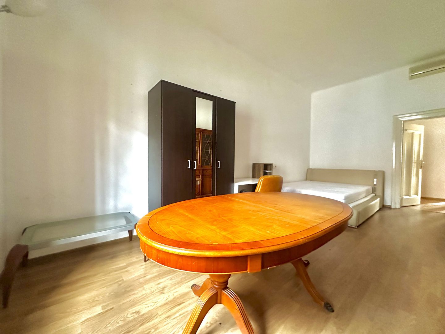 Apartament cu 3 camere de închiriat în Piața Victoriei - Poză 11