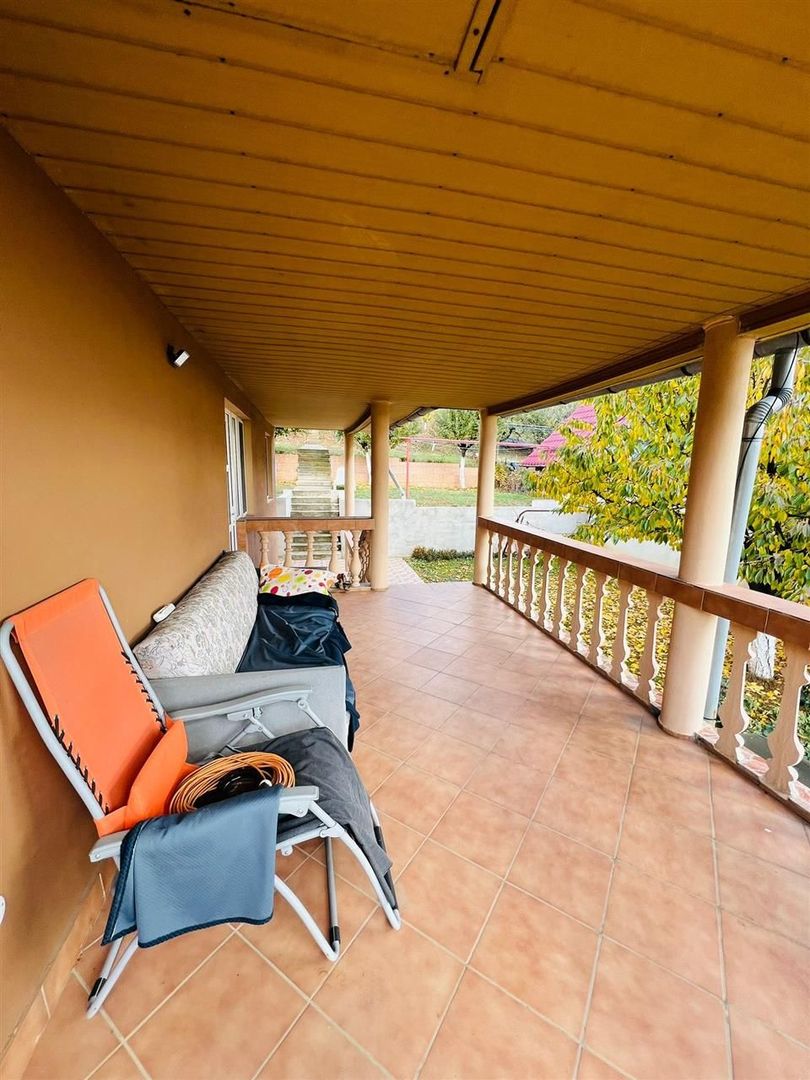 Casa in zona de dealuri - Poză 4