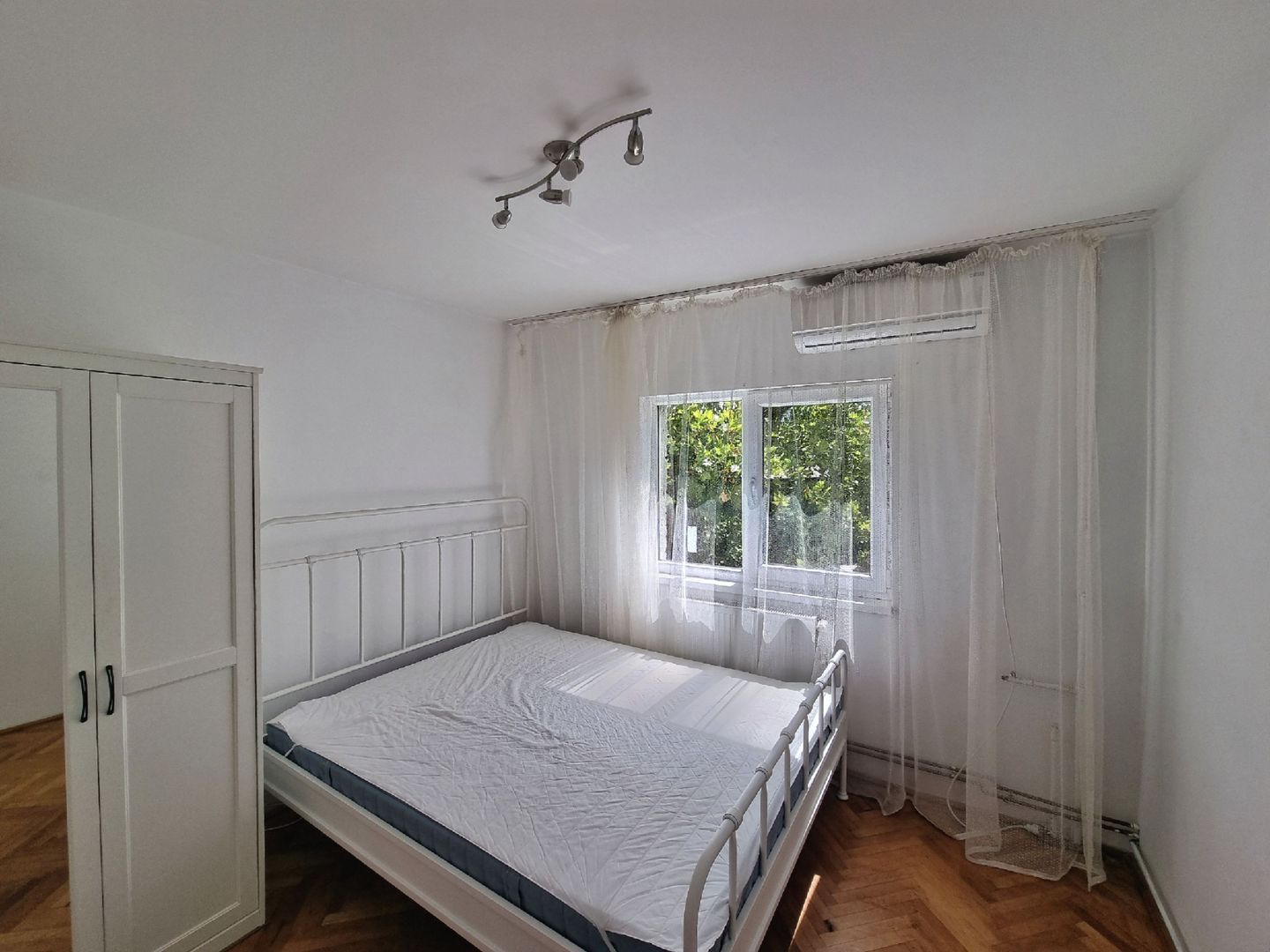 Girocului, et.3, 3 camere, 2 băi, centrală termică proprie - Poză 1