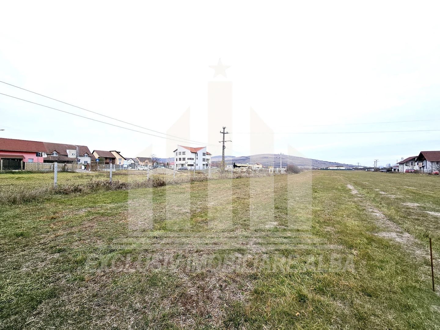 Teren intravilan | 3000 mp | 12 ml deschidere | Barabant - Poză 1