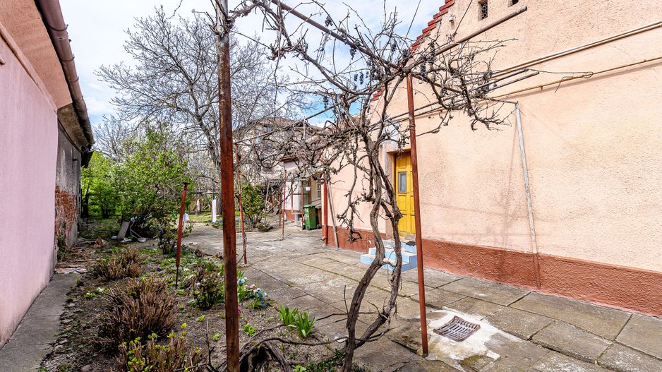 Ocazie Casa veche cu teren generos de 1095 mp in Parneava - Poză 2