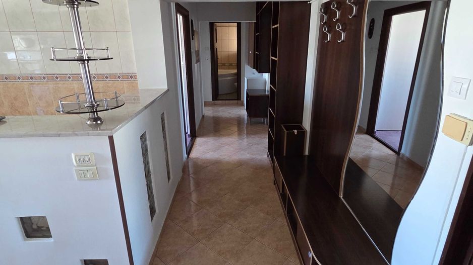 apartament 3 camere de vanzare - Poză 1