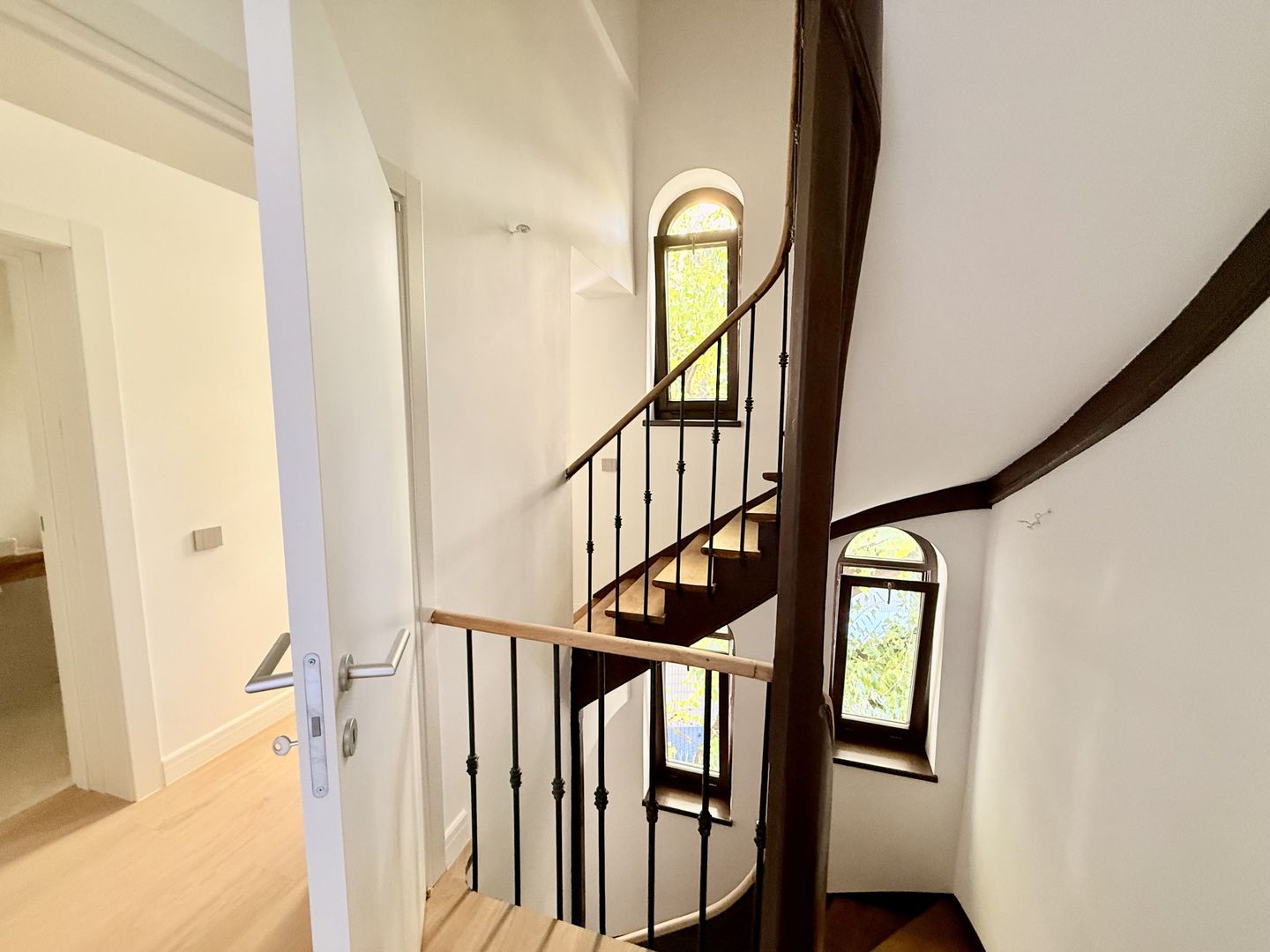 Vila 626 mp utili parcare Gradina Icoanei Dacia - Poză 2