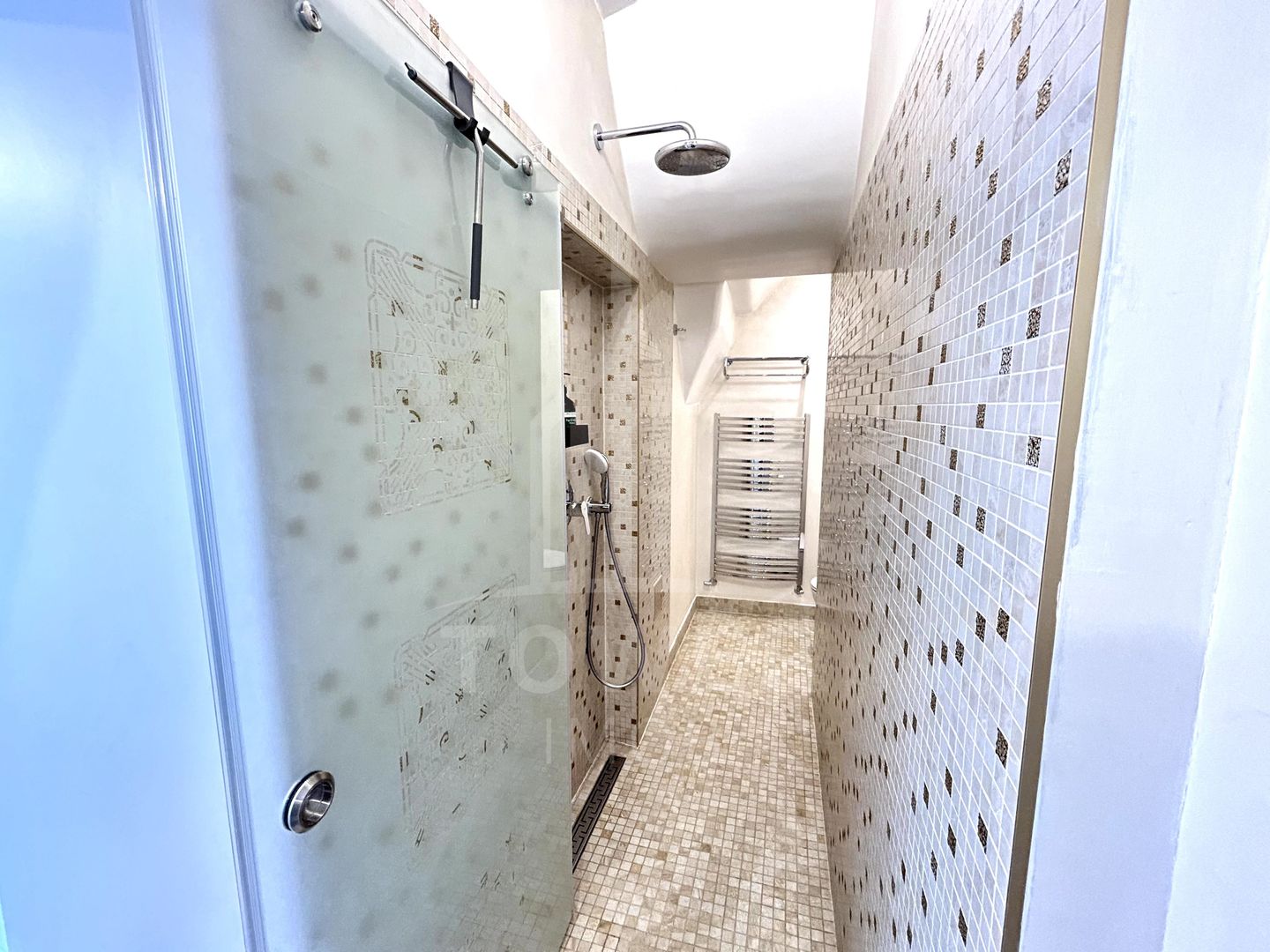 Apartament renovat, cu garaj și pivnițe, în Centrul Istoric al Sibiului - Poză 5