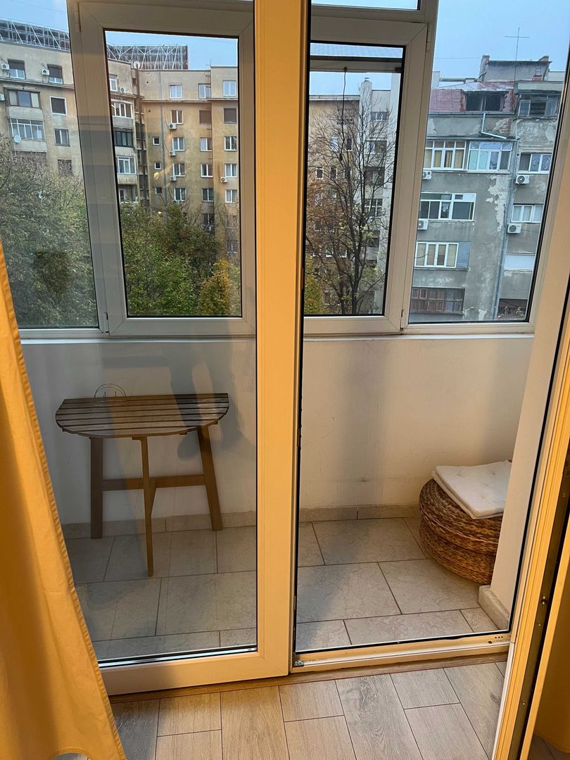 Apartament superb 2 camere, de închiriat, Piața Romană, balcon, vedere spre parc - Poză 6