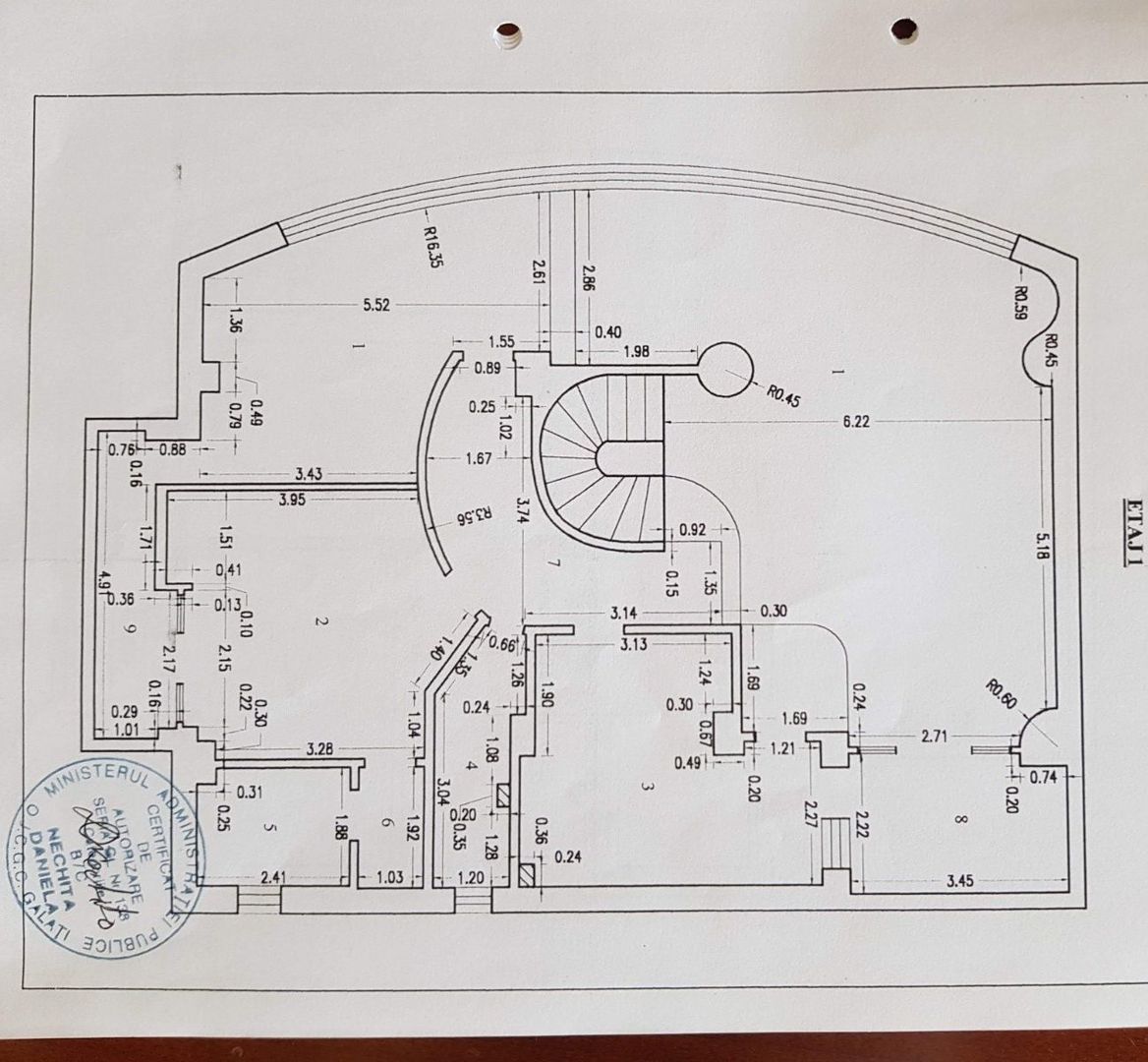 Imobil cu 8 camere, terasă de 60 mp, situat în centrul orașului - Poză 12
