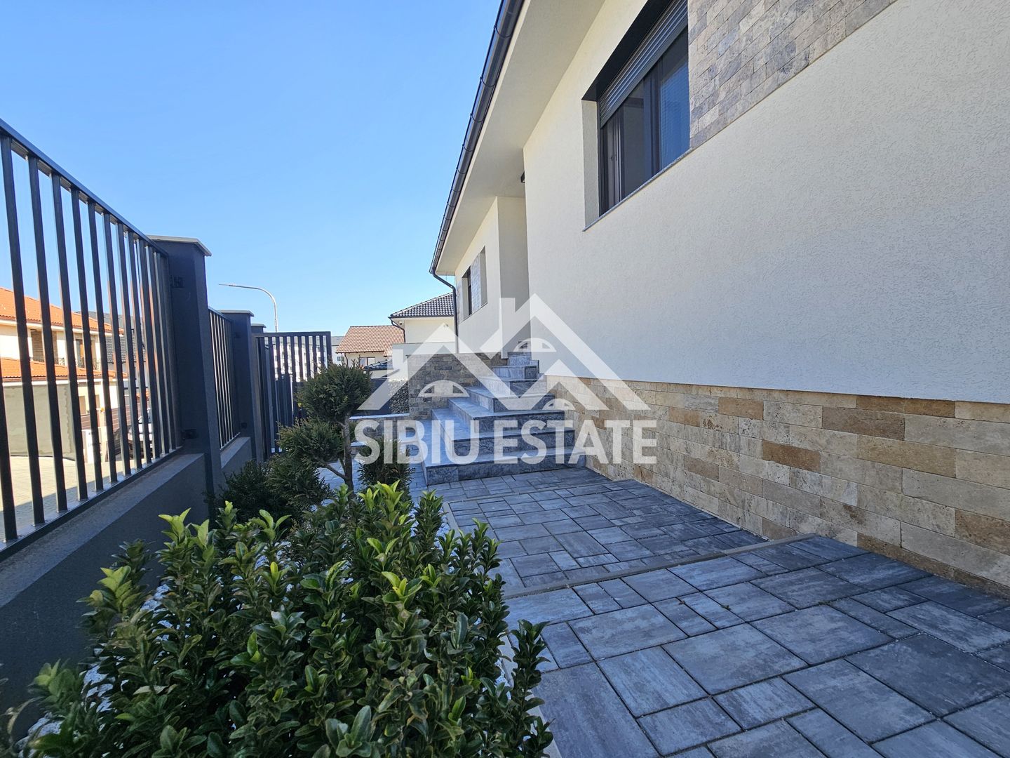 Casa Sibiu, intrare Selimbar, garaj, pivnita, curte mare - Poză 18