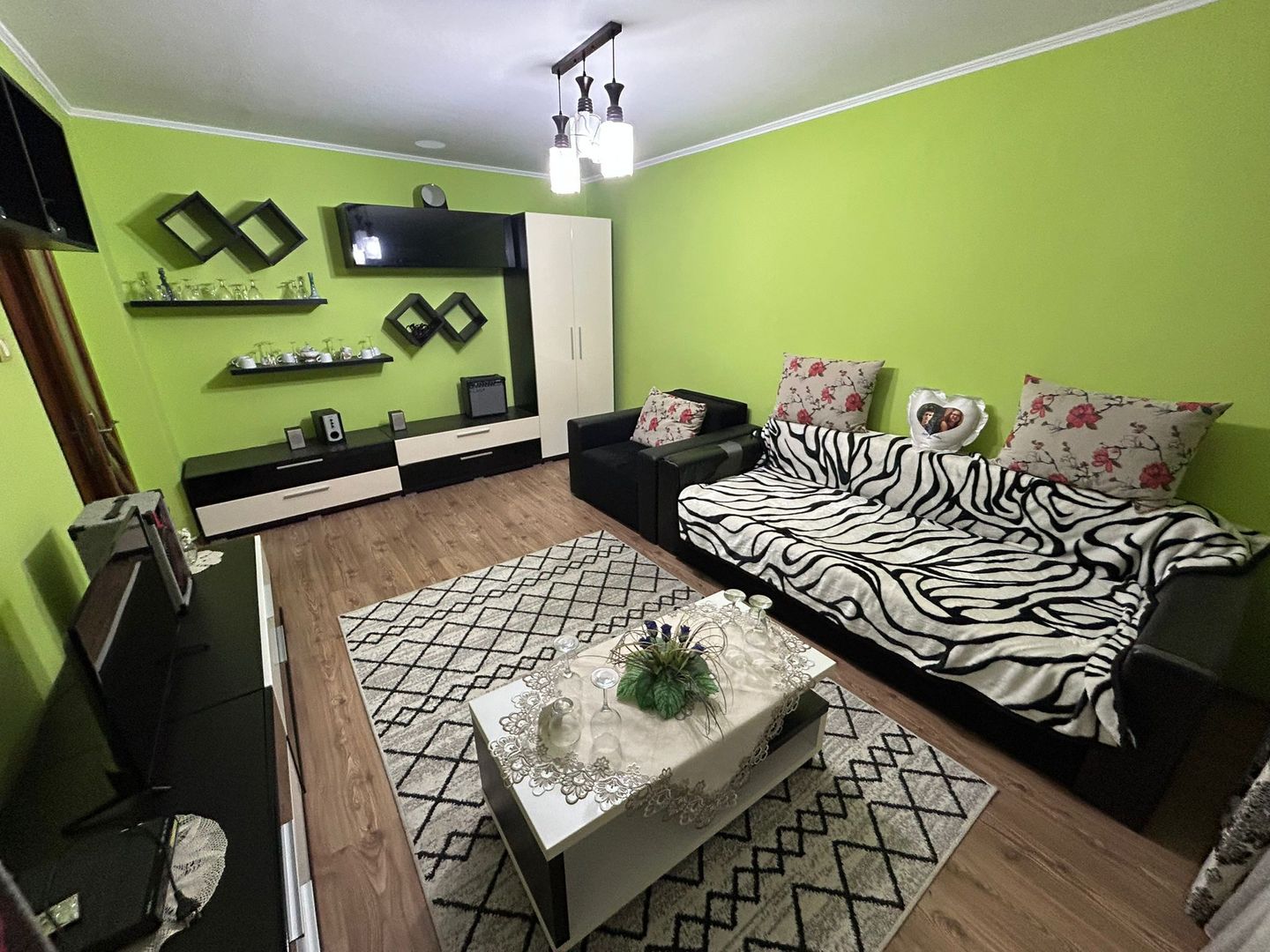 Apartament 2 camere, decomandat - zona Cetate - Poză 1