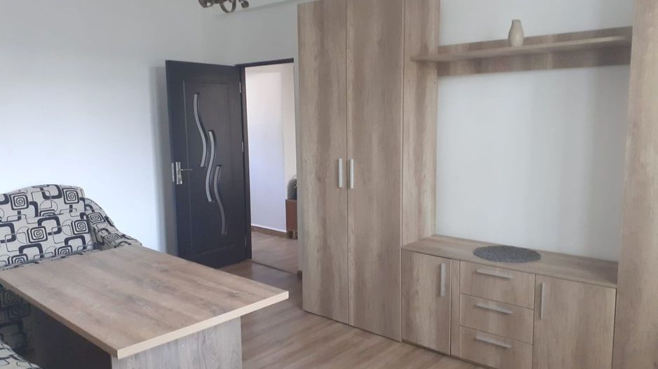 Închiriez apartament cu doua camere - Poză 1