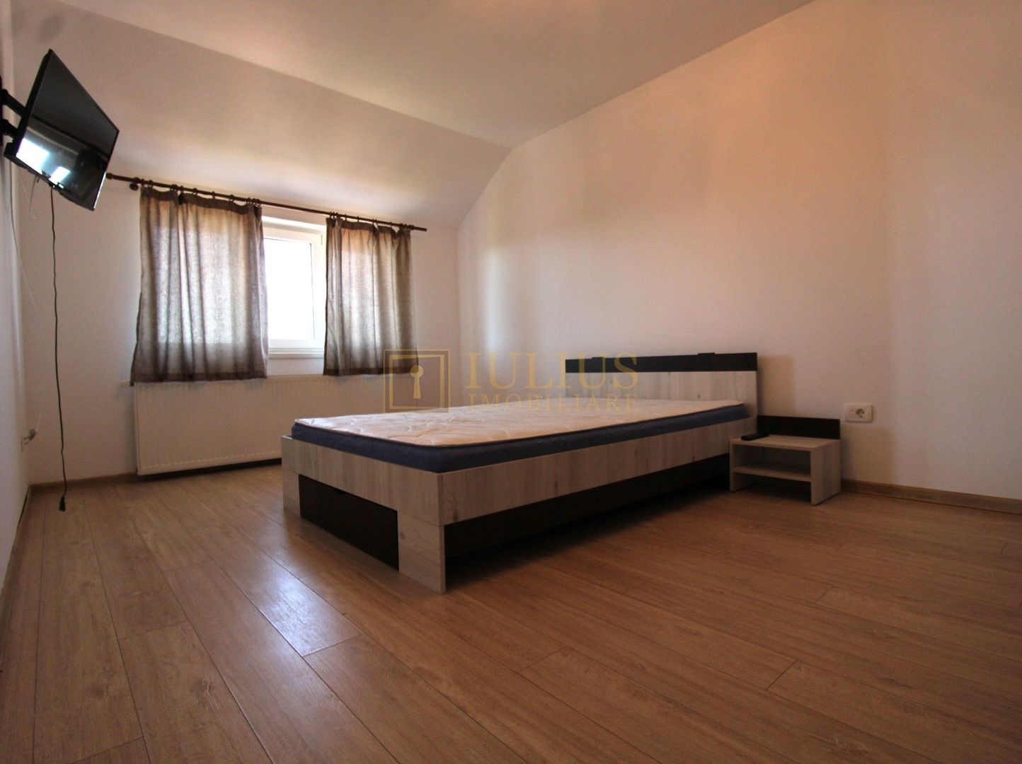 apartament la curte, 2 băi, loc de parcare, zona linistita, dressing - Poză 7