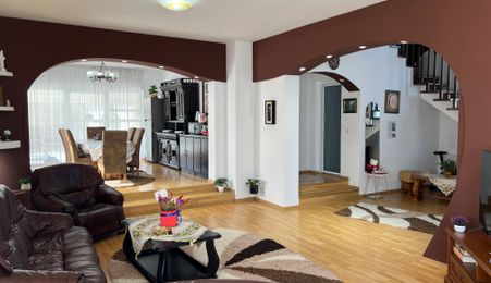 Case cu 7 camere, curte proprie + spălătorie, în Sighetu Marmației