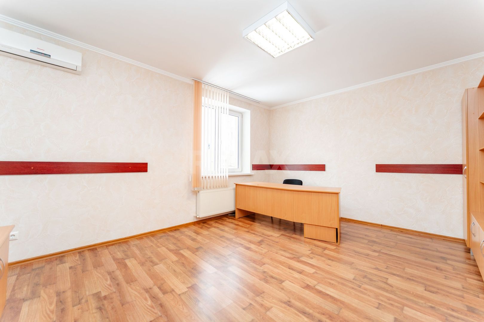 Se oferă spre închiriere casă în centrul orașului, ideală pentru birouri, clinică sau centru educați - Poză 10