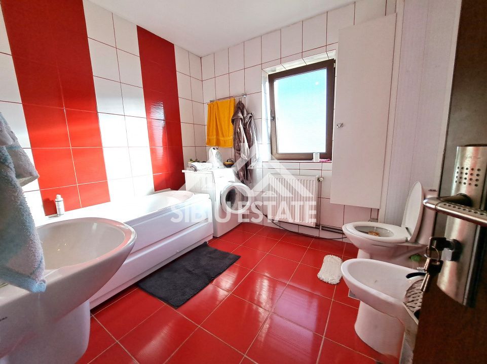 Casa Sibiu cu pivnita si garaj, curte mare - Poză 16