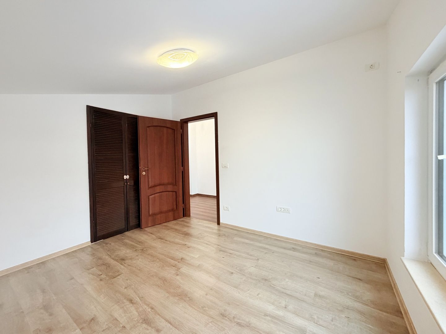 Casă de închiriat la liziera pădurii - Dumbrăvița - Poză 6