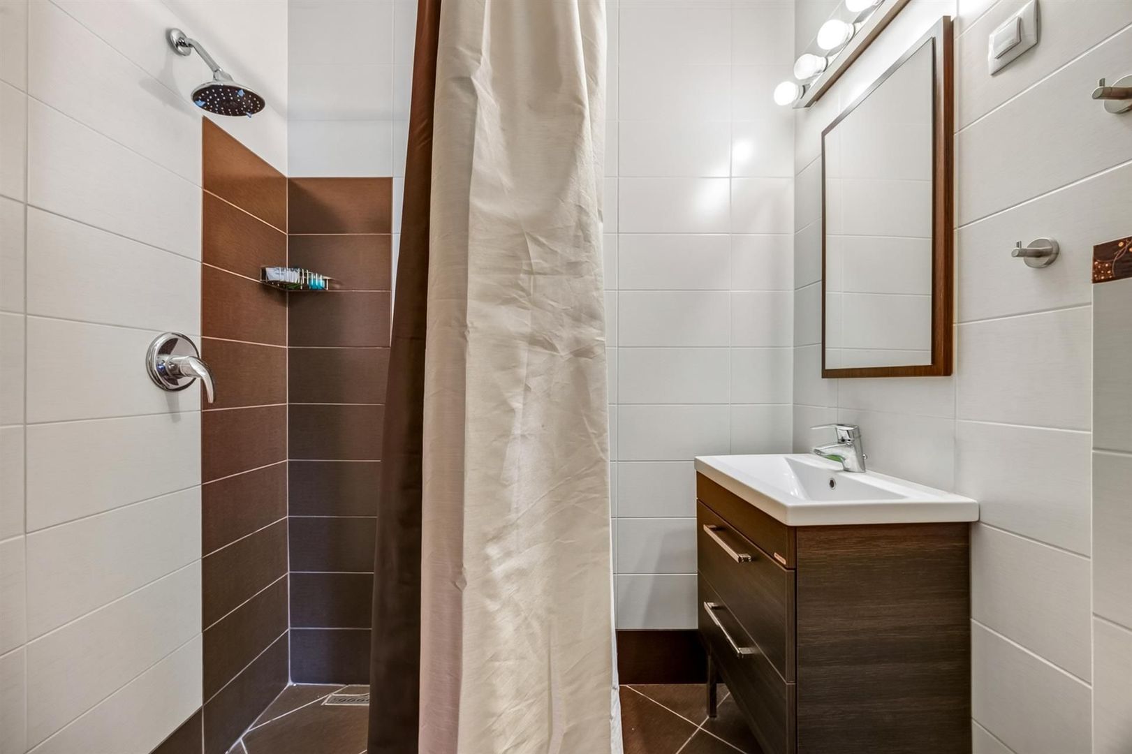 Casa pe 3 niveluri | Terasa cu priveliste | 3 parcari | Pozitie centrala - Poză 32