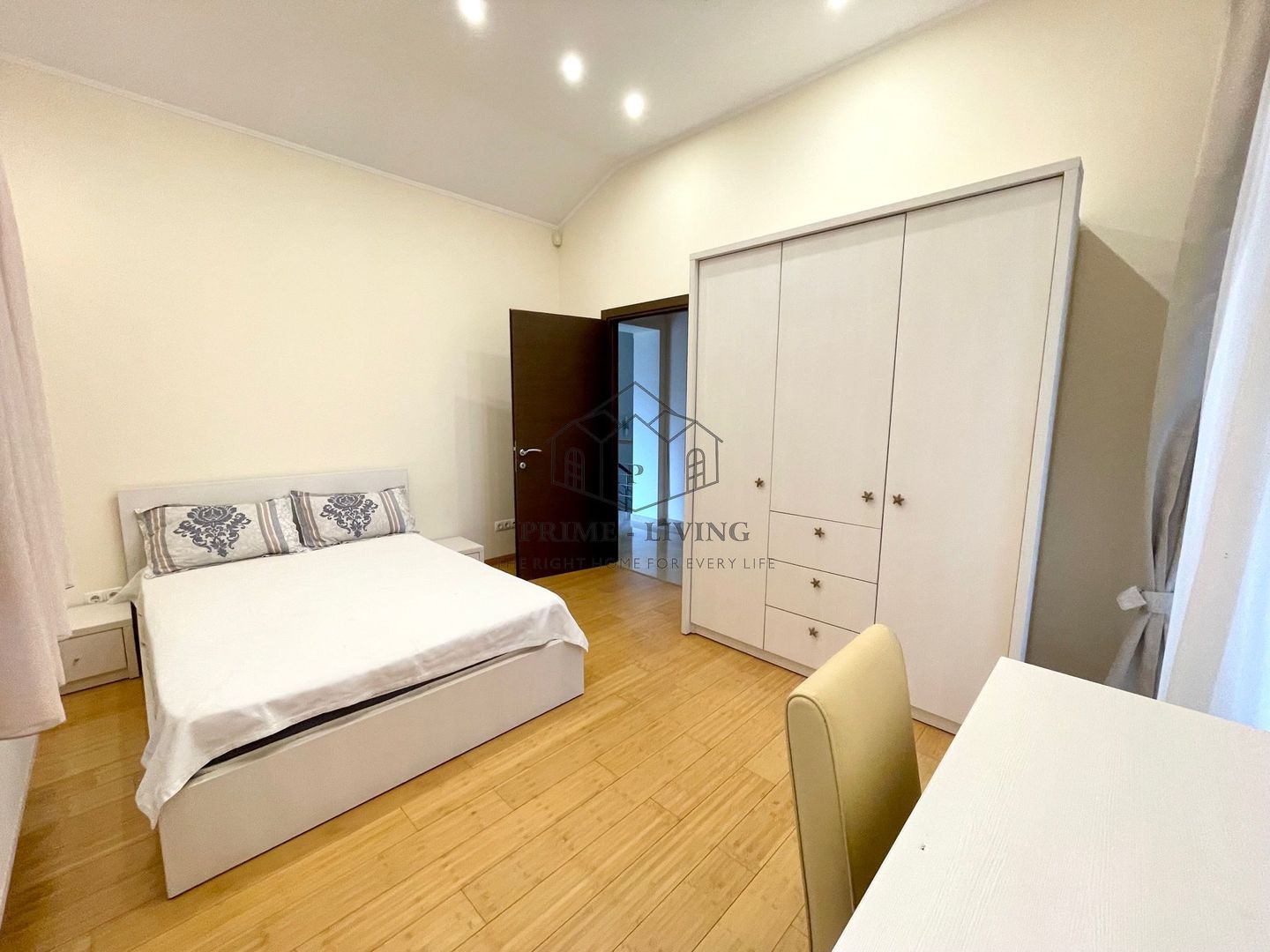 VILA CU 6 CAMERE LA INCHIRIERE IN ZONA PIPERA - Poză 4