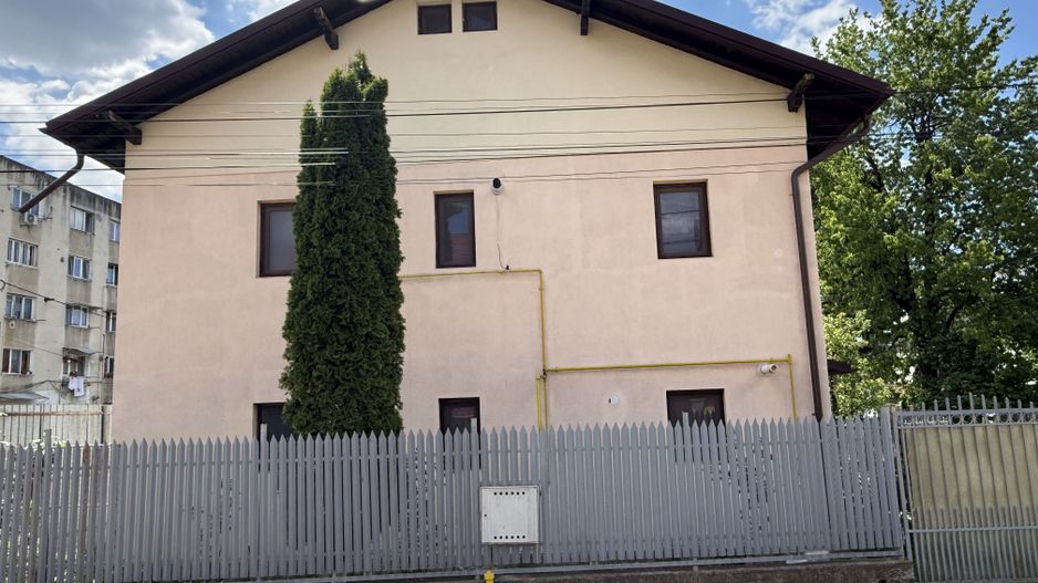 Vila construită in 2010 - P+1+pod - S=236 mp și curte 238 mp Campina! - Poză 3