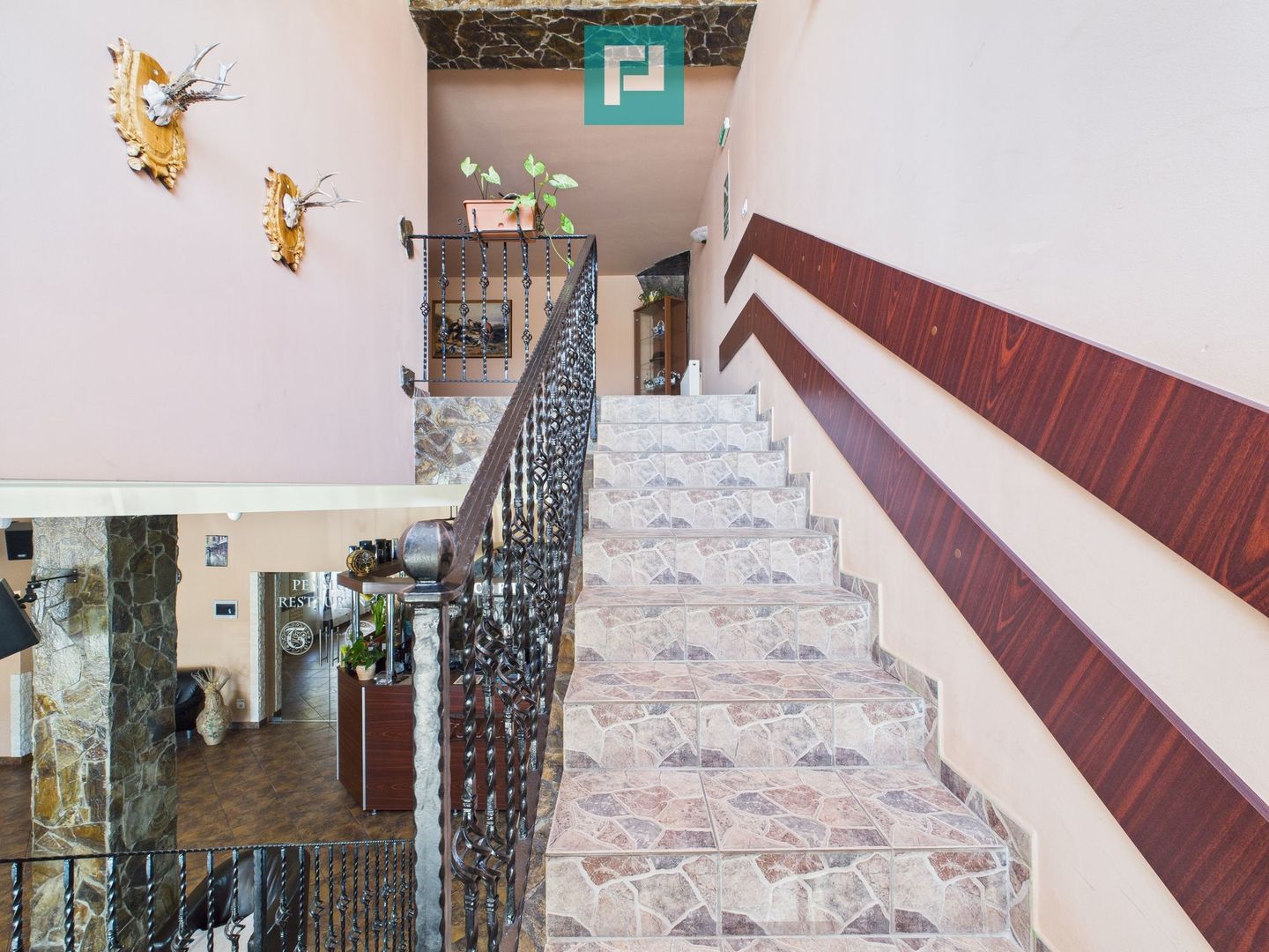 Casă și clădire de apartamente la Orțișoara - Poză 5