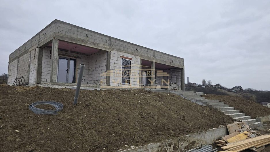 Casa la rosu de vanzare situata in Manolesti , pret 100.000 euro neg ! - Poză 2